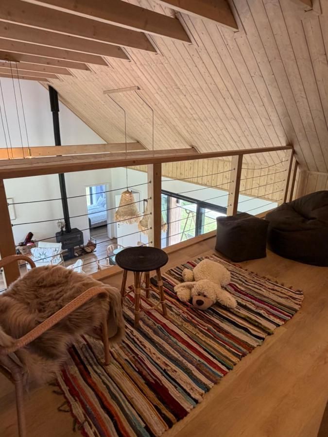 Antresola z widokiem na salon i duże okna
