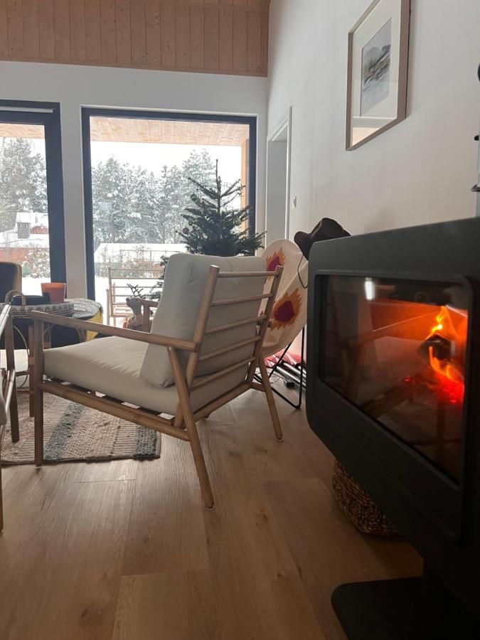 Fotel przy oknie i ogień w kominku